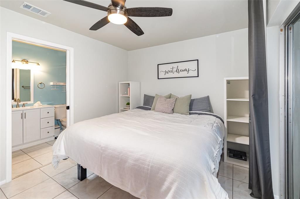 合同活跃: $225,000 (2 贝兹, 2 浴室, 875 平方英尺)