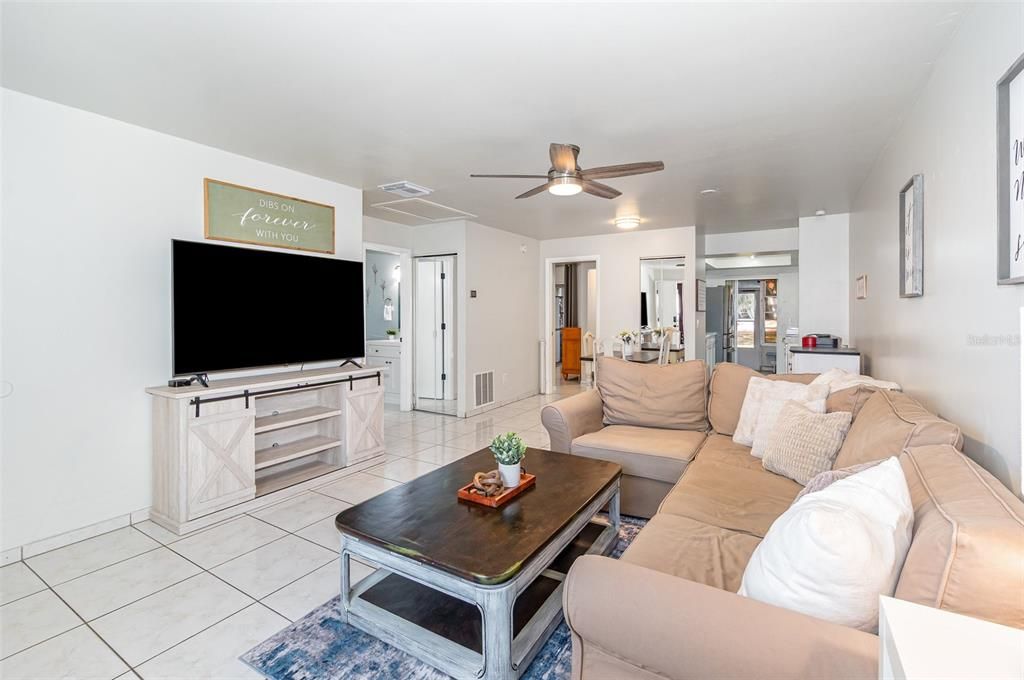 合同活跃: $225,000 (2 贝兹, 2 浴室, 875 平方英尺)