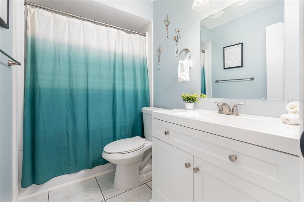 合同活跃: $225,000 (2 贝兹, 2 浴室, 875 平方英尺)