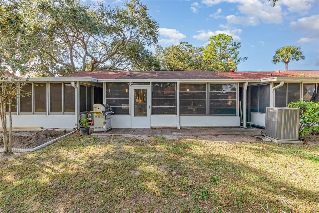 合同活跃: $225,000 (2 贝兹, 2 浴室, 875 平方英尺)