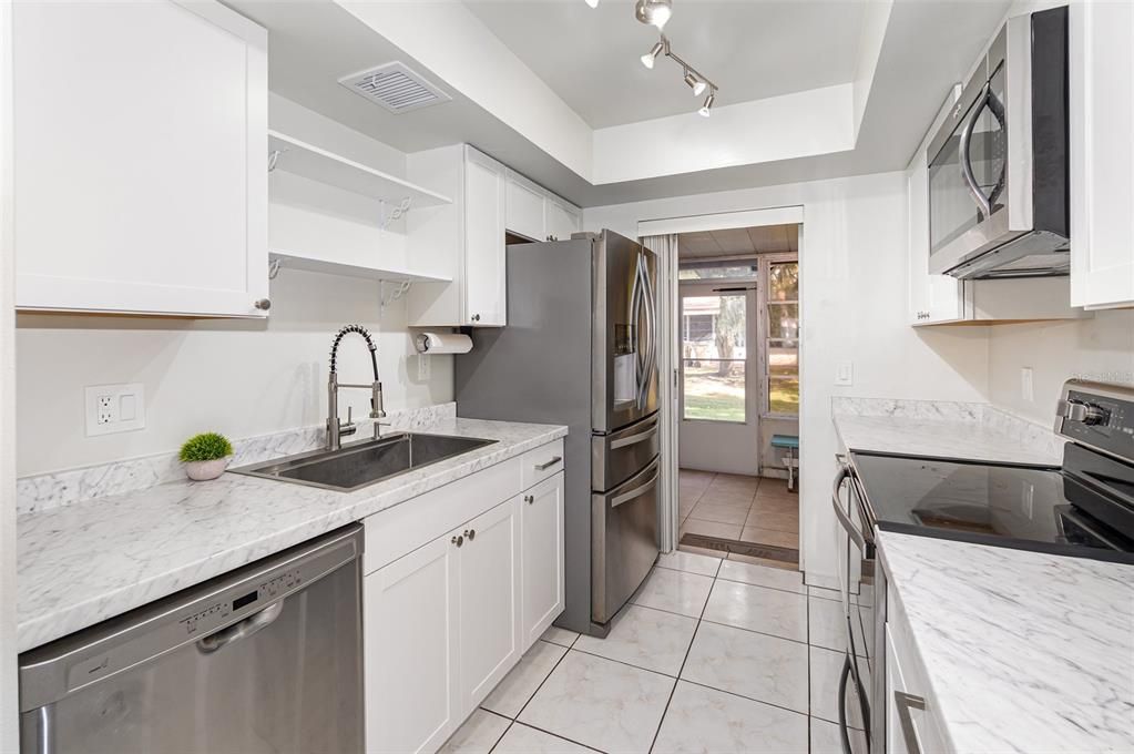 合同活跃: $225,000 (2 贝兹, 2 浴室, 875 平方英尺)