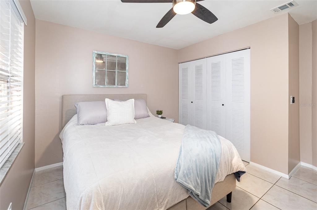 合同活跃: $225,000 (2 贝兹, 2 浴室, 875 平方英尺)