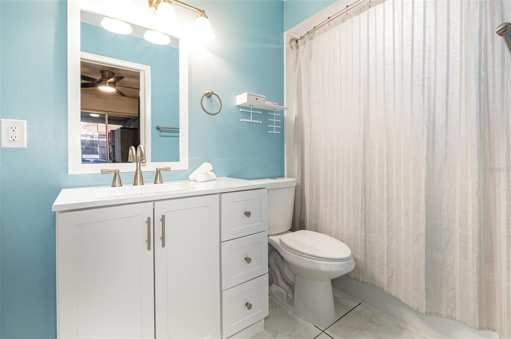 合同活跃: $225,000 (2 贝兹, 2 浴室, 875 平方英尺)