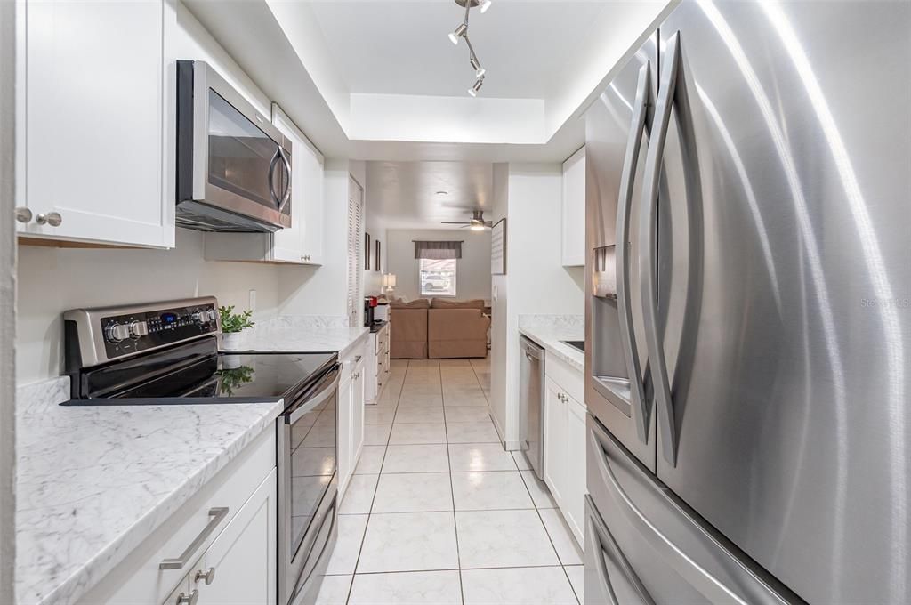 合同活跃: $225,000 (2 贝兹, 2 浴室, 875 平方英尺)