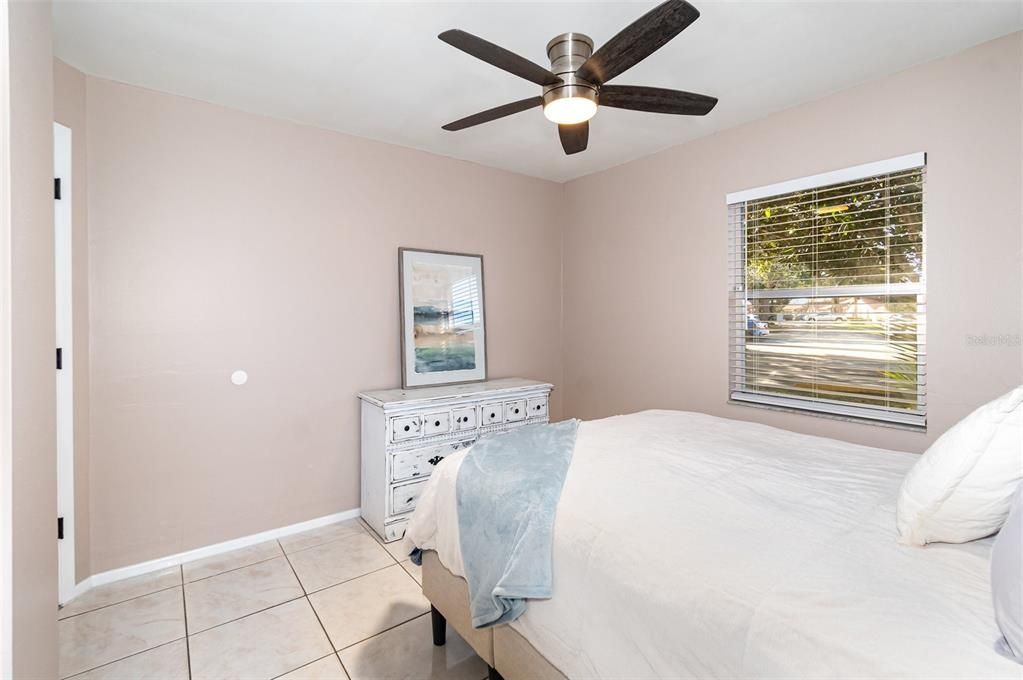 合同活跃: $225,000 (2 贝兹, 2 浴室, 875 平方英尺)