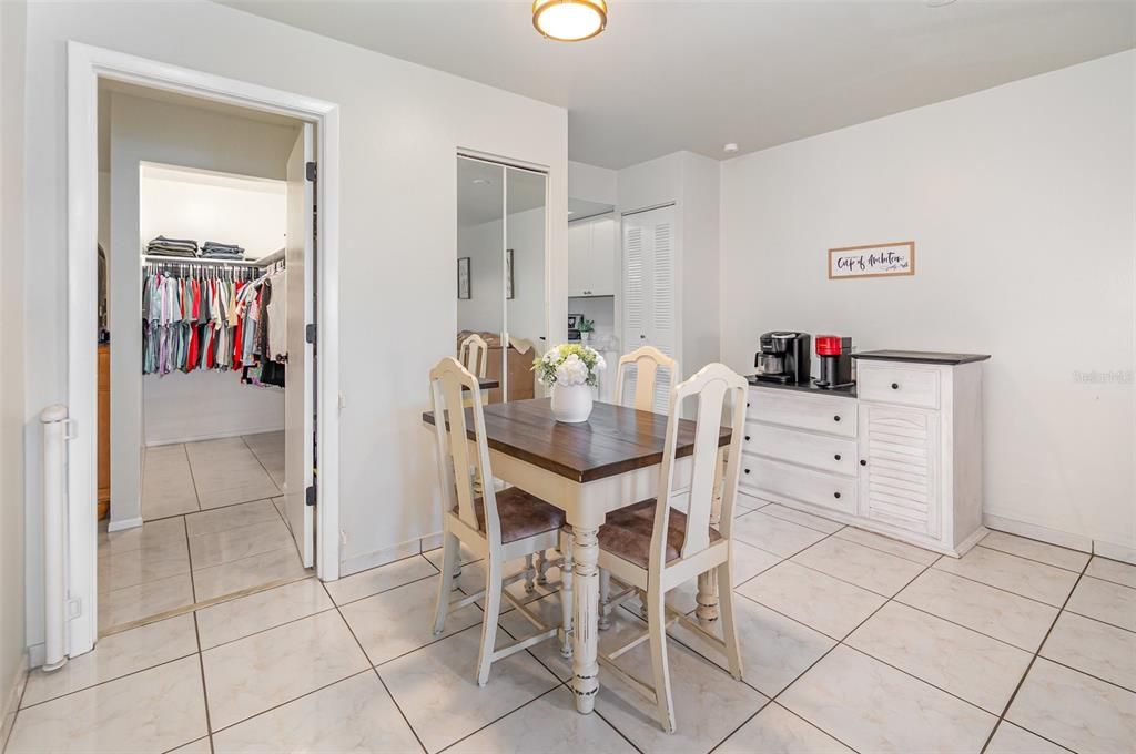 合同活跃: $225,000 (2 贝兹, 2 浴室, 875 平方英尺)