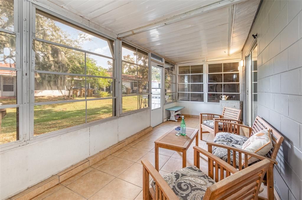 合同活跃: $225,000 (2 贝兹, 2 浴室, 875 平方英尺)