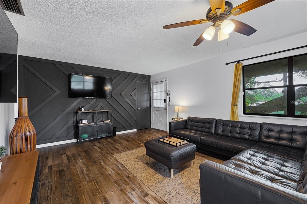 合同活跃: $420,000 (2 贝兹, 2 浴室, 1352 平方英尺)