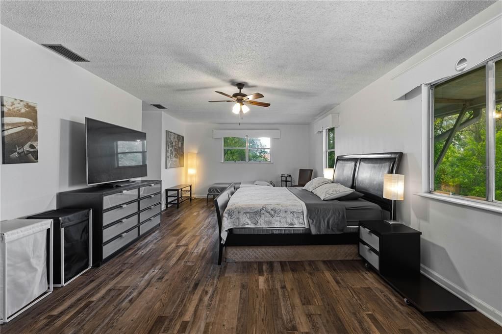 合同活跃: $420,000 (2 贝兹, 2 浴室, 1352 平方英尺)