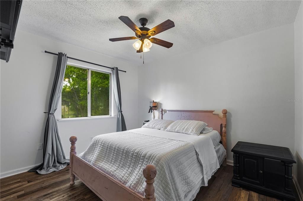 合同活跃: $420,000 (2 贝兹, 2 浴室, 1352 平方英尺)