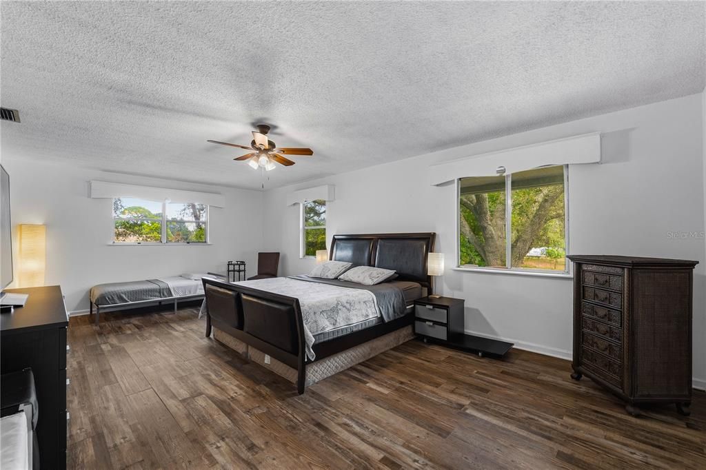 合同活跃: $420,000 (2 贝兹, 2 浴室, 1352 平方英尺)