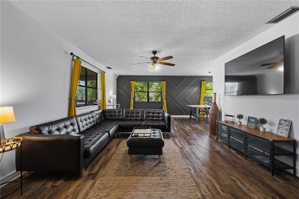 合同活跃: $420,000 (2 贝兹, 2 浴室, 1352 平方英尺)