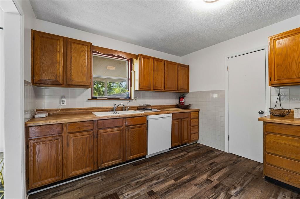 合同活跃: $420,000 (2 贝兹, 2 浴室, 1352 平方英尺)