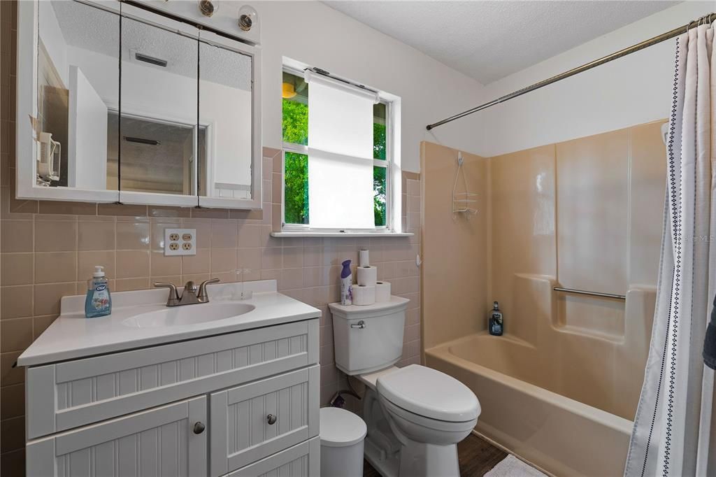 合同活跃: $420,000 (2 贝兹, 2 浴室, 1352 平方英尺)