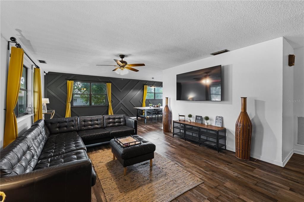 合同活跃: $420,000 (2 贝兹, 2 浴室, 1352 平方英尺)