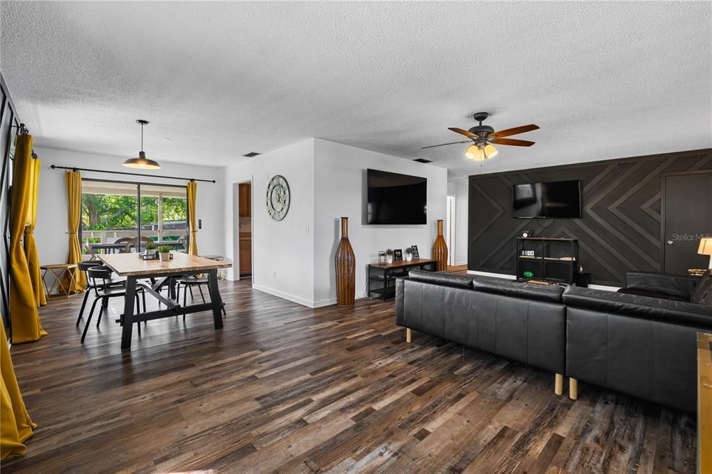 合同活跃: $420,000 (2 贝兹, 2 浴室, 1352 平方英尺)