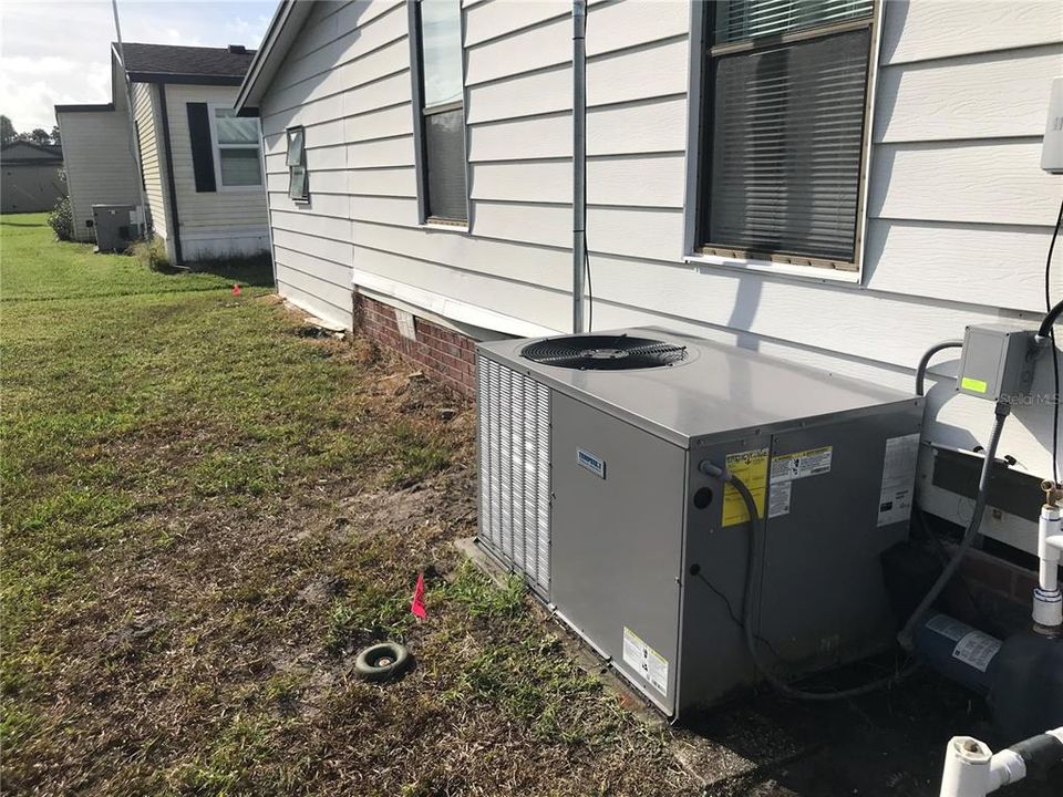 待售: $175,000 (2 贝兹, 2 浴室, 1299 平方英尺)