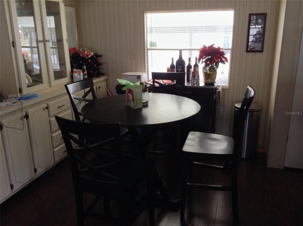 待售: $175,000 (2 贝兹, 2 浴室, 1299 平方英尺)