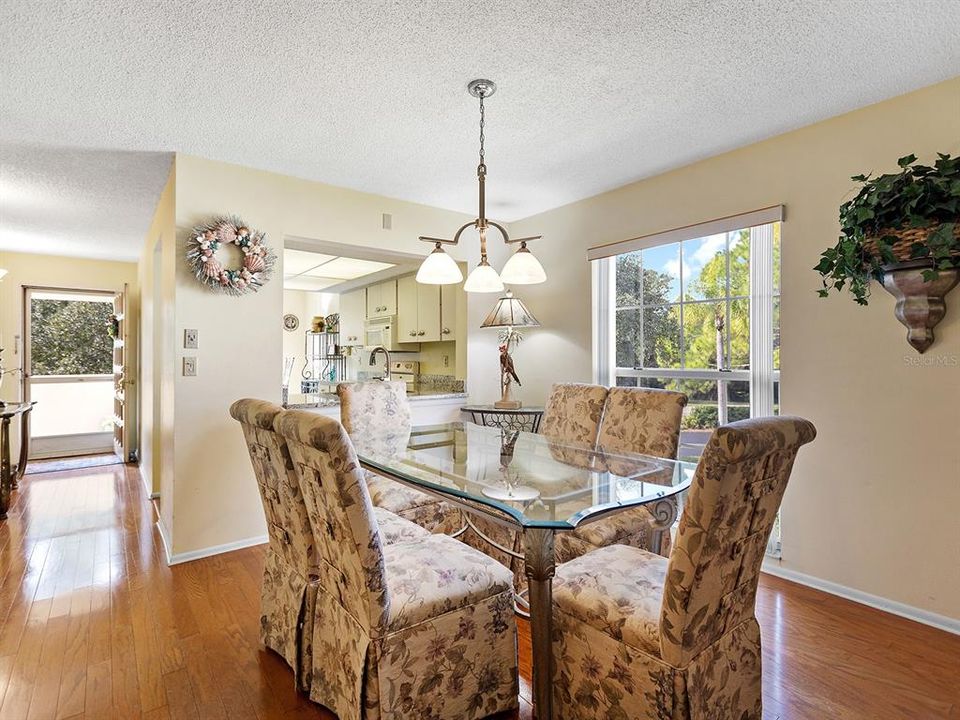 待售: $287,000 (2 贝兹, 2 浴室, 1182 平方英尺)