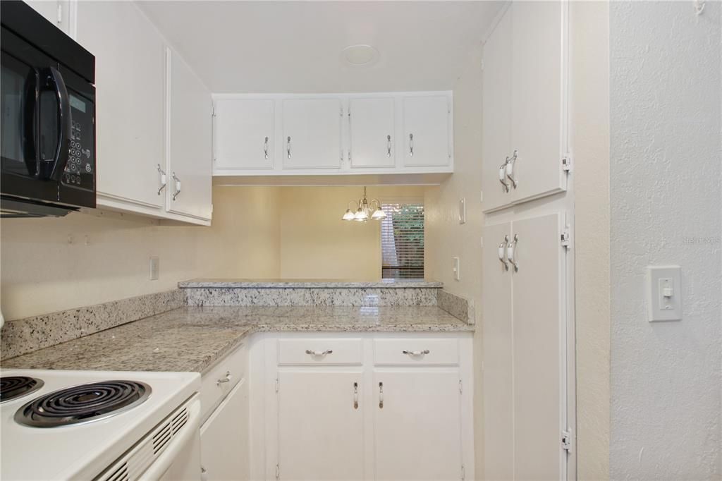 На продажу: $199,900 (2 спален, 2 ванн, 1120 Квадратных фут)