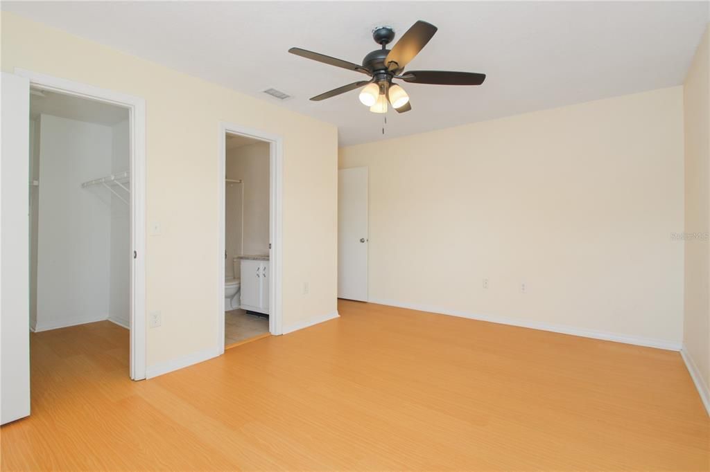 На продажу: $199,900 (2 спален, 2 ванн, 1120 Квадратных фут)