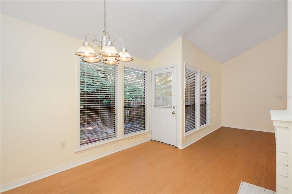 На продажу: $199,900 (2 спален, 2 ванн, 1120 Квадратных фут)