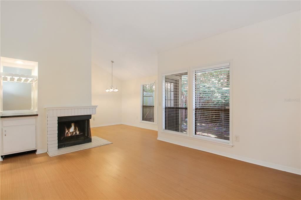 На продажу: $199,900 (2 спален, 2 ванн, 1120 Квадратных фут)