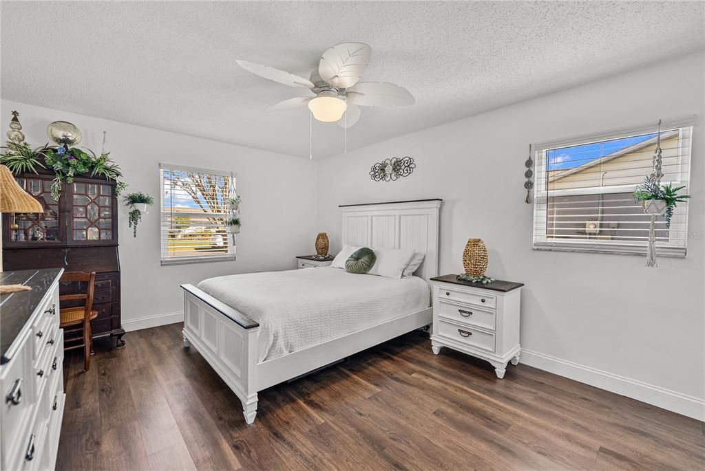 На продажу: $274,900 (2 спален, 2 ванн, 1066 Квадратных фут)