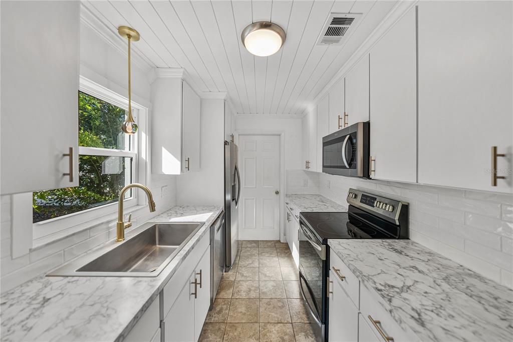 На продажу: $274,900 (2 спален, 2 ванн, 1066 Квадратных фут)