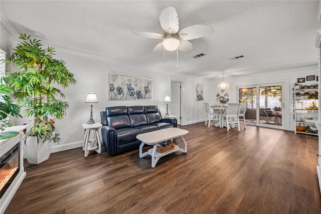 На продажу: $274,900 (2 спален, 2 ванн, 1066 Квадратных фут)