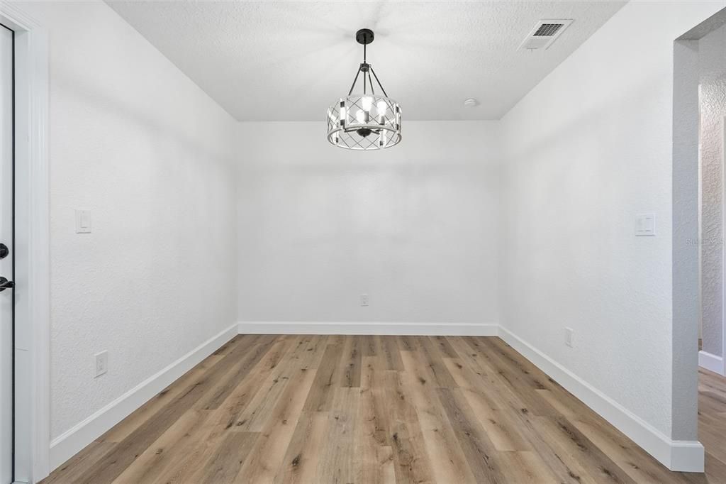 待售: $316,900 (4 贝兹, 2 浴室, 1430 平方英尺)