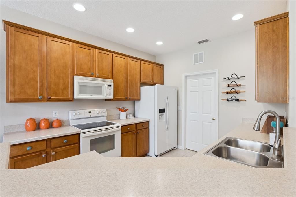 Active With Contract: $320,000 (2 beds, 2 baths, 1446 Square Feet)