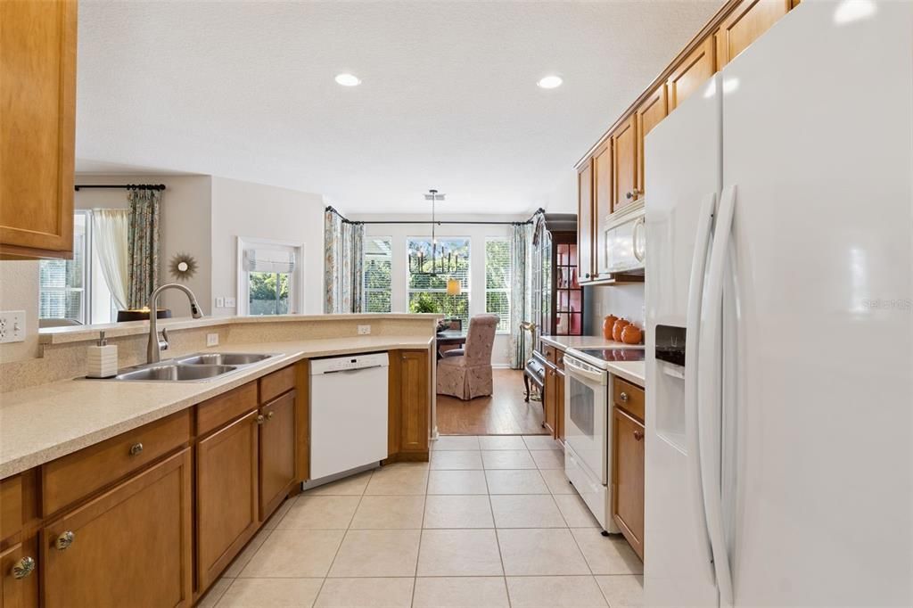 Active With Contract: $320,000 (2 beds, 2 baths, 1446 Square Feet)