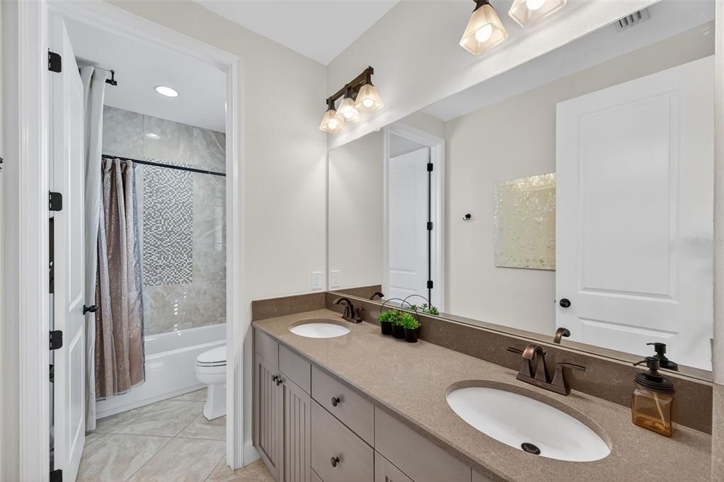 待售: $600,000 (3 贝兹, 2 浴室, 2402 平方英尺)