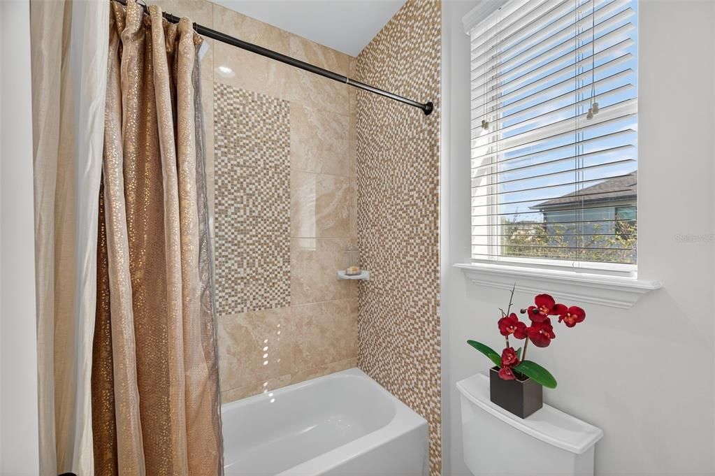 待售: $600,000 (3 贝兹, 2 浴室, 2402 平方英尺)