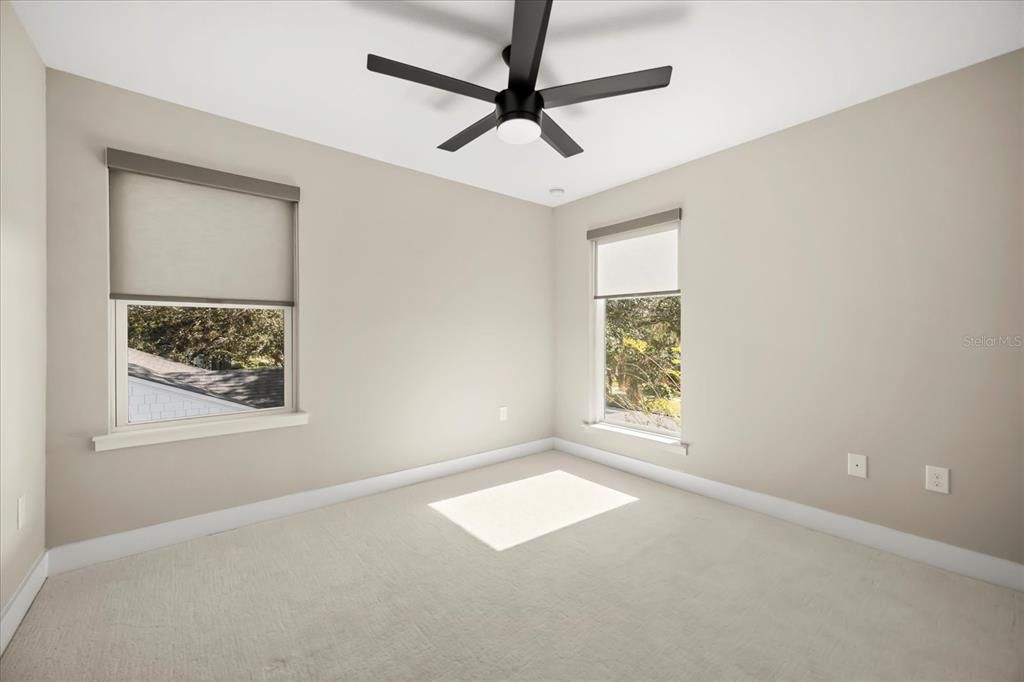 合同活跃: $994,000 (5 贝兹, 3 浴室, 2329 平方英尺)