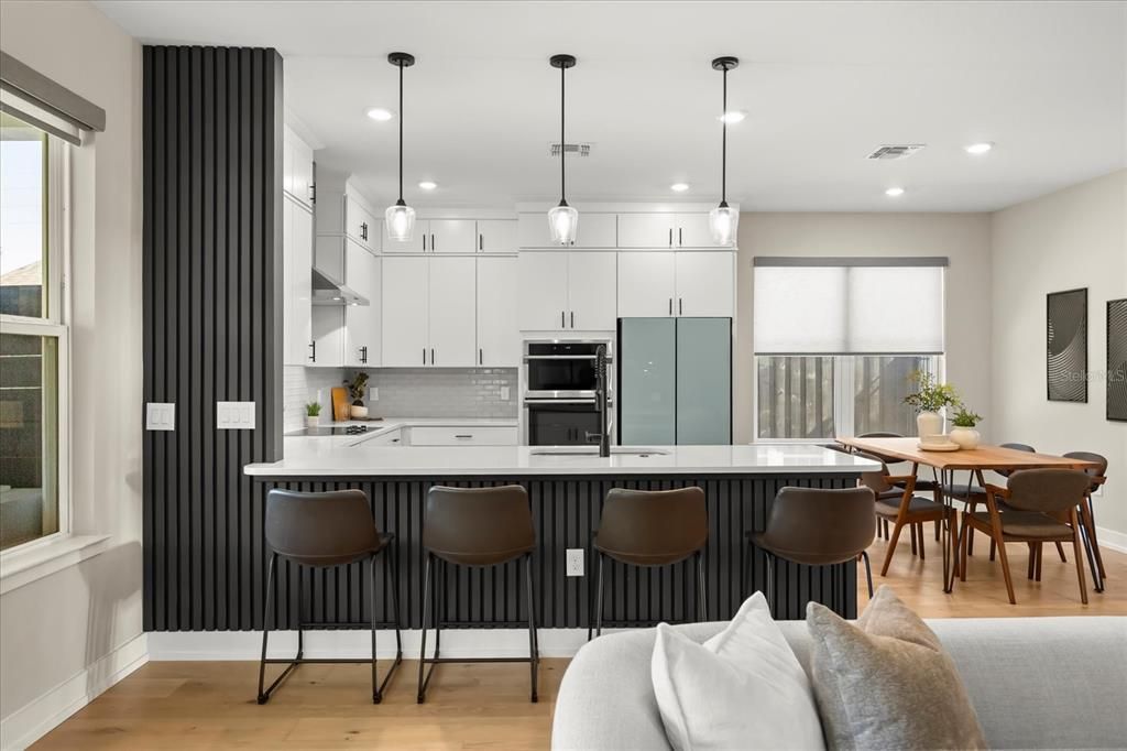 合同活跃: $994,000 (5 贝兹, 3 浴室, 2329 平方英尺)