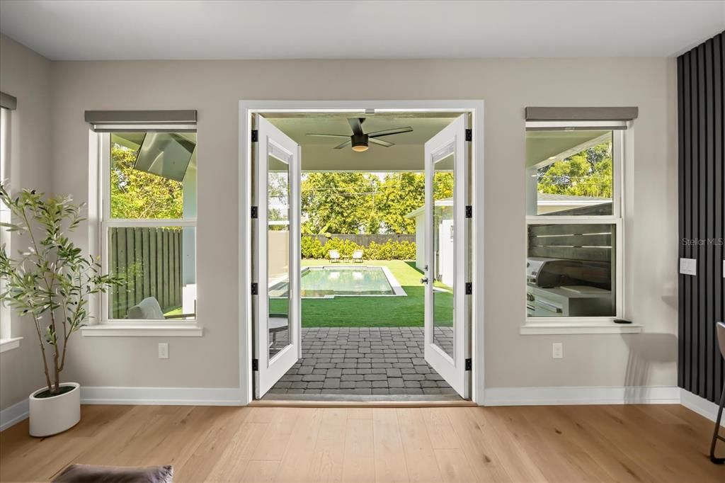 合同活跃: $994,000 (5 贝兹, 3 浴室, 2329 平方英尺)