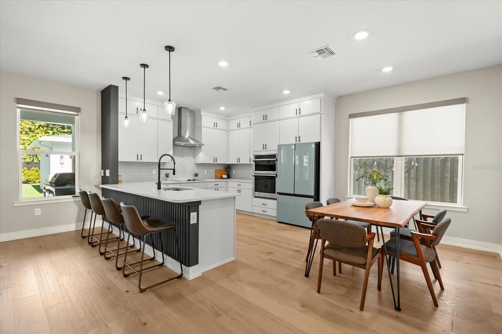 合同活跃: $994,000 (5 贝兹, 3 浴室, 2329 平方英尺)