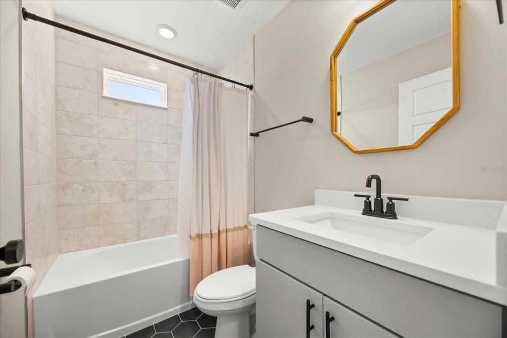 合同活跃: $994,000 (5 贝兹, 3 浴室, 2329 平方英尺)