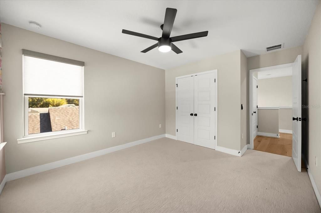 合同活跃: $994,000 (5 贝兹, 3 浴室, 2329 平方英尺)