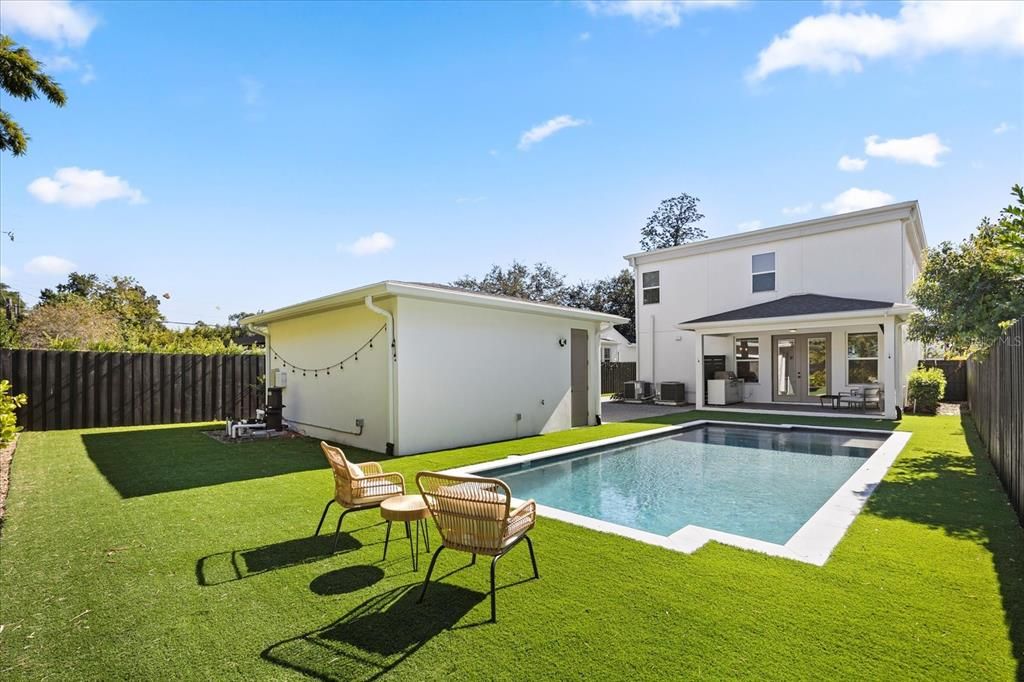 合同活跃: $994,000 (5 贝兹, 3 浴室, 2329 平方英尺)