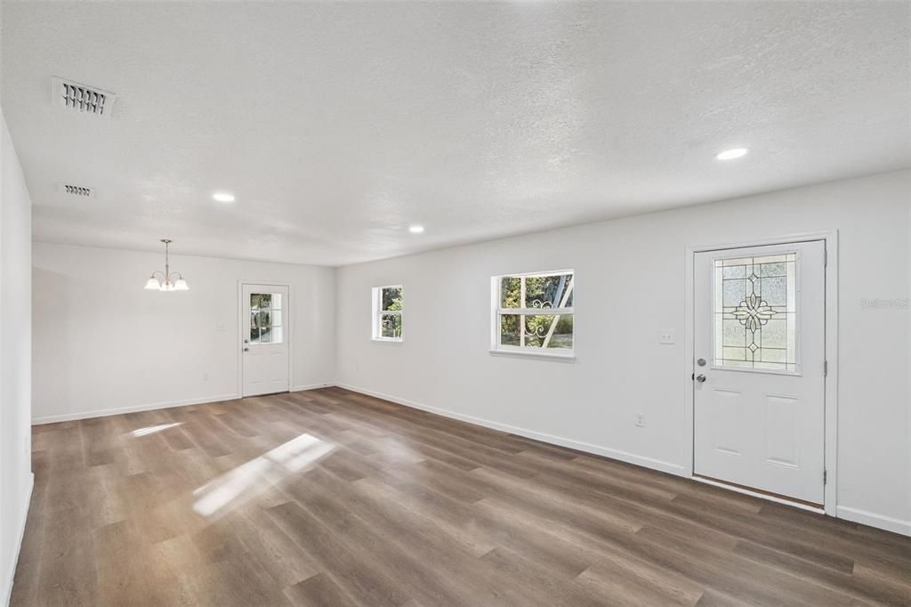 合同活跃: $319,900 (3 贝兹, 1 浴室, 1242 平方英尺)