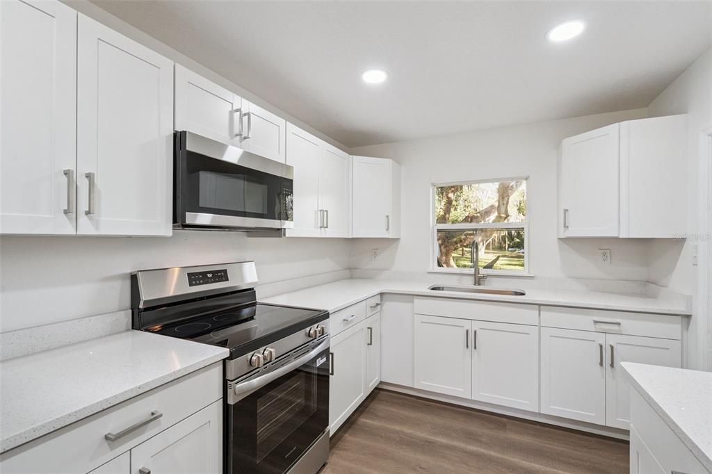 合同活跃: $319,900 (3 贝兹, 1 浴室, 1242 平方英尺)