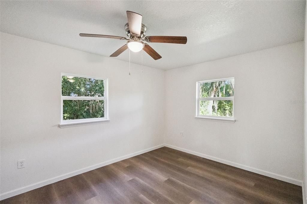 合同活跃: $319,900 (3 贝兹, 1 浴室, 1242 平方英尺)