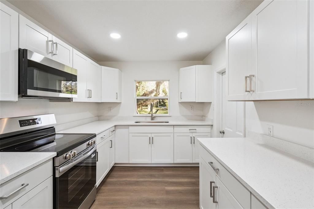 合同活跃: $319,900 (3 贝兹, 1 浴室, 1242 平方英尺)