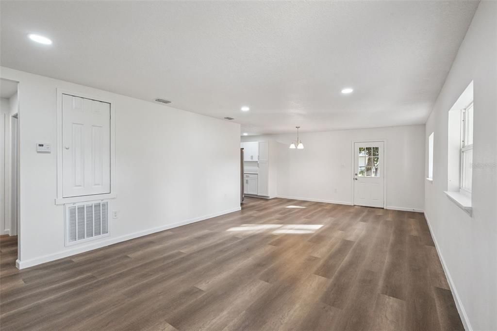 合同活跃: $319,900 (3 贝兹, 1 浴室, 1242 平方英尺)