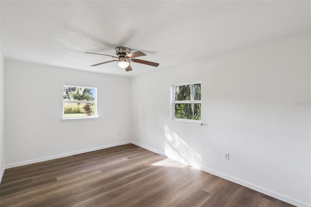 合同活跃: $319,900 (3 贝兹, 1 浴室, 1242 平方英尺)