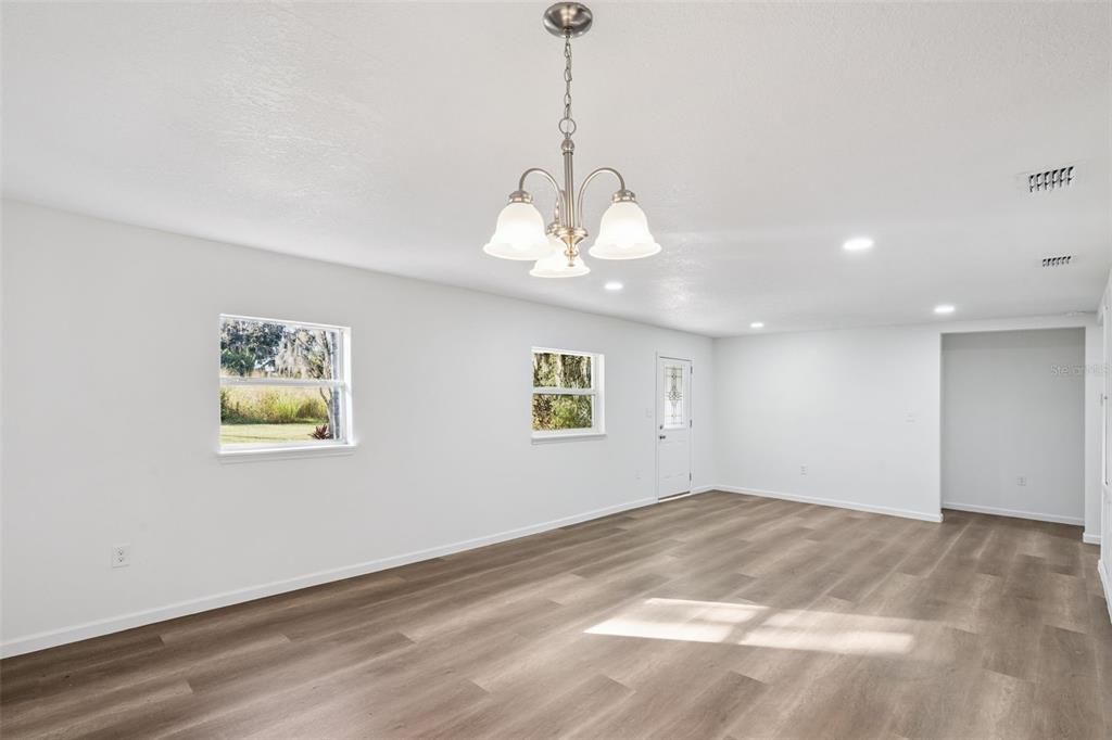 合同活跃: $319,900 (3 贝兹, 1 浴室, 1242 平方英尺)