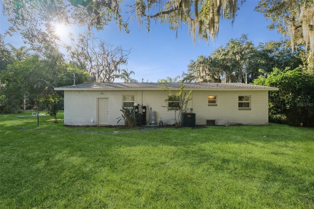 合同活跃: $319,900 (3 贝兹, 1 浴室, 1242 平方英尺)